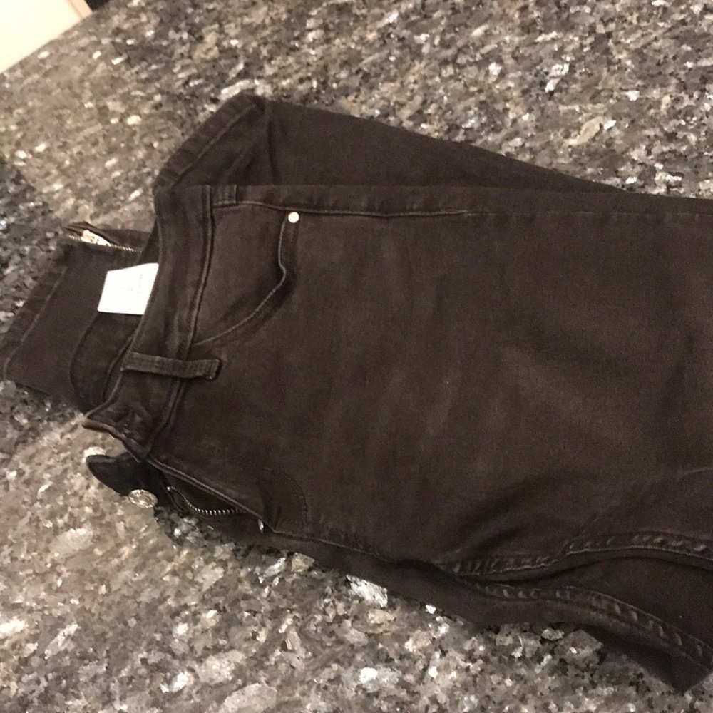 Soft black Guess MARILYN 3 ZIP Capri jean pant.